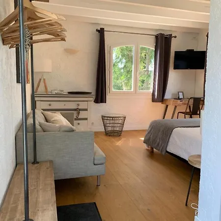 Les De L'arestel Bed & Breakfast Ares