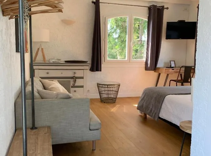 Les De L'arestel Bed & Breakfast Ares