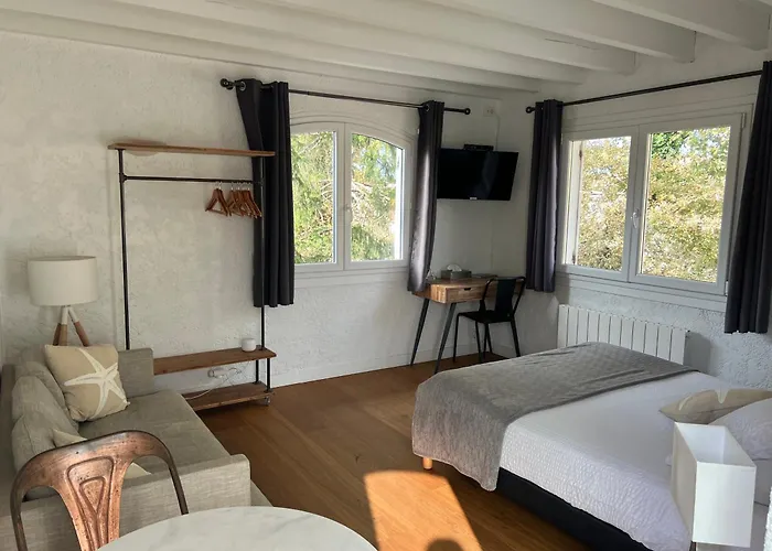 Les De L'arestel Bed & Breakfast