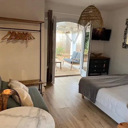 Les De L'arestel Bed & Breakfast *
