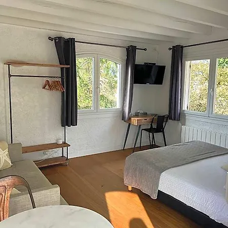 Les De L'arestel Bed & Breakfast