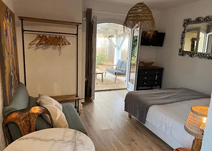 Les De L'arestel Bed & Breakfast 3*